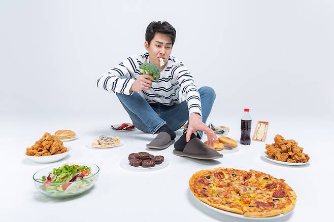 칼로리를 제대로 소비하려면 쓰는 칼로리보다 적게 먹으면 된다. 이를 위해서는 먼저 하루에 몇 칼로리를 소비하는지 알아야 한다. 그 후, 원하는 칼로리 적자만큼 현재 섭취 칼로리에서 빼면 된다. [사진= 게티이미지뱅크]