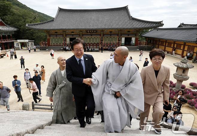 이재명 더불어민주당 대표가 25일 부산 금정구 범어사를 찾아 주지 정오스님과 대화하며 이동하고 있다. 2024.9.25/뉴스1 ⓒ News1 윤일지 기자