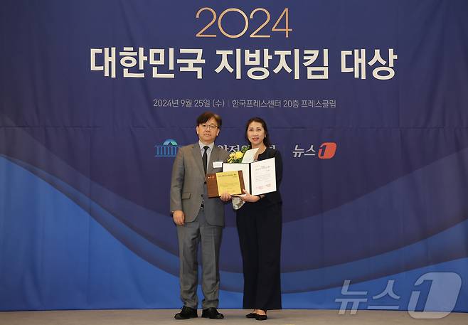 이영섭 뉴스1 대표이사가 25일 서울 중구 프레스센터에서 열린 '2024 대한민국 지방지킴 대상'에서 종합대상을 수상한 한연미 한국맥도날드 부사장과 기념촬영을 하고 있다. 2024.9.25/뉴스1 ⓒ News1 김도우 기자