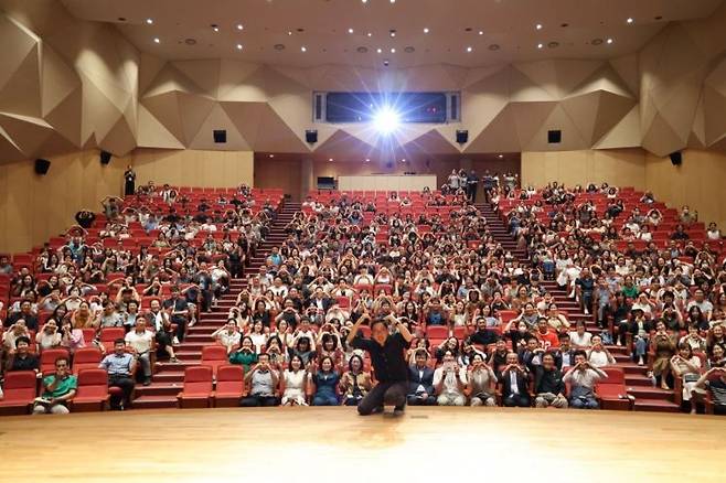 강진교육지원청은 25일 강진아트홀 대공연장에서 강진다산아카데미 시즌2 첫 강연으로 김제동씨를 초청해 웃음과 힐링을 갖는 시간을 가졌다.[사진제공=강진교육지원청]