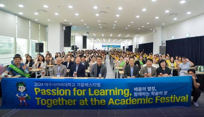 대구사이버대학교는 서울 스페이스쉐어 중부센터에서 가을 페스티벌 ‘배움의 열정·함께하는 학술의 장’을 개최하고 단체사진을 촬영하고 있다.