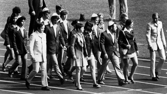 이스라엘 대표팀 선수들이 1972년 뮌헨 올림픽 기간에 팔레스타인 무장 세력에 의해 살해당한 동료들을 위한 추모식에 참석해 뮌헨 올림픽 경기장에서 행진하고 있다