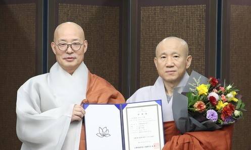 조계종 총무원장 진우스님이 지난해 2월 해인사 주지 혜일스님(오른쪽)에게 임명장을 수여하고 있다. 조계종 제공