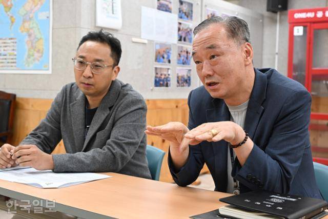 이상민(오른쪽) 만델라 소년학교 팀장과 홍정환 체육담당 주임이 교육의 중요성에 대해 강조하고 있다. 박시몬 기자
