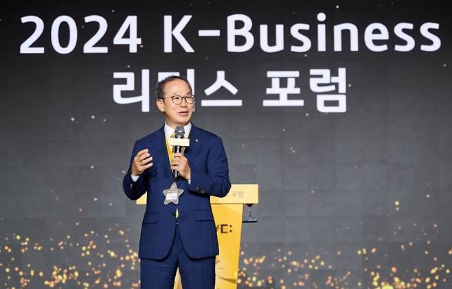 서울 광진구 그랜드 워커힐 호텔에서 열린 ‘2024 K-Business 리더스 포럼’에 KB금융그룹 양종희 회장이 발표하고 있다. KB금융 제공