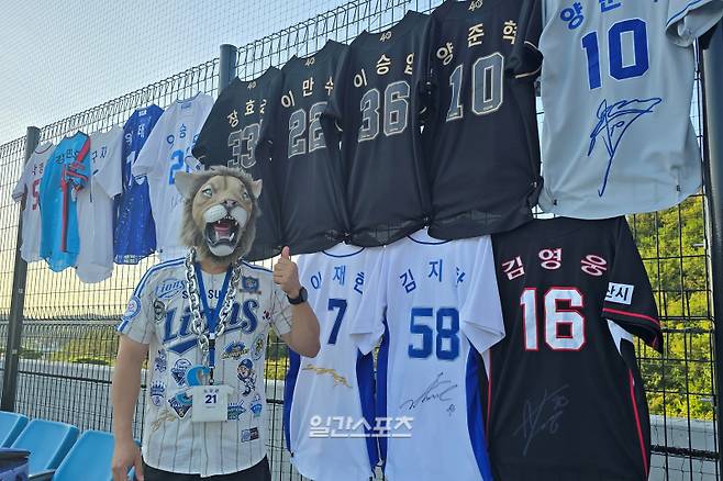 라팍 외야 '유니폼 세탁소' 단골 주인장인 김보선 씨. 대구=윤승재 기자