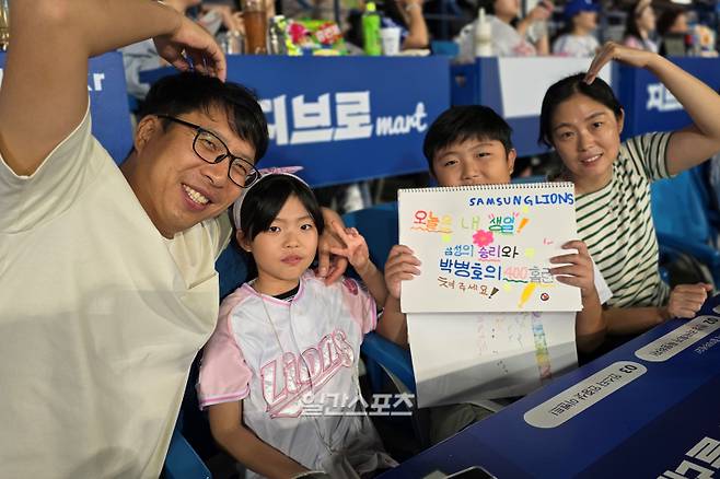 박지후(오른쪽 가운데) 군은 생일을 맞아 부모님, 동생 박채은 양(왼쪽 가운데)과 함께 라팍을 찾았다. 생일선물이 '박병호 400호 홈런'이라는 그의 앞에서 박병호가 홈런을 쏘아 올리며(399호) 뜻깊은 선물을 안겼다. 대구=윤승재 기자