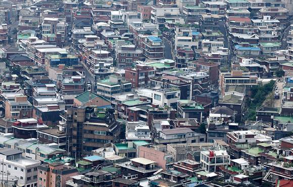 서울 용산구 남산에서 빌라가 보이고 있다. [사진=뉴시스]