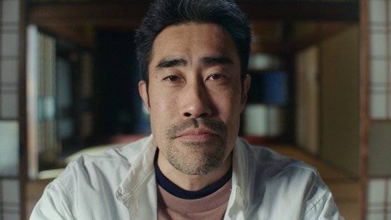 26일 개막하는 제16회 DMZ국제다큐멘터리영화제 베리테 섹션에 초청된 다큐 '경쟁자'는 '나스비'라는 예명의 개그맨 지망생 청년이 15개월간 좁은방에 갇혀 알몸으로 굶주린 채 엽서 응모 당첨 상품으로 연명한 생존기를 그렸다. 나스비가 영화제 기간 방한해 당시의 이야기를 직접 들려줄 예정이다. 사진 DMZ국제다큐멘터리영화제, Mikul Eriksson