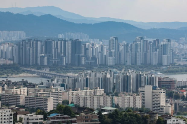 한은의 주택가격전망지수가 3년 만에 사상 최고로 치솟았다. 사진은 서초 반포 아파트 단지 전경.  /연합뉴스