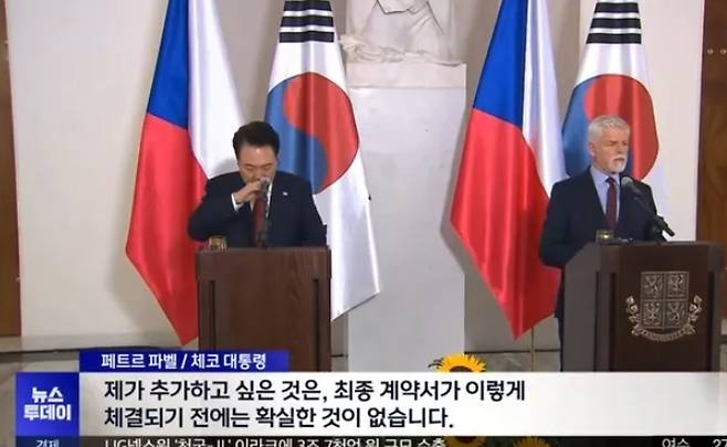 President Yoon Suk-yeol and Czech President Petr Pavel hold a joint press conference at the Prague Castle in the Czech Republic on September 19. (Broadcast screen capture)