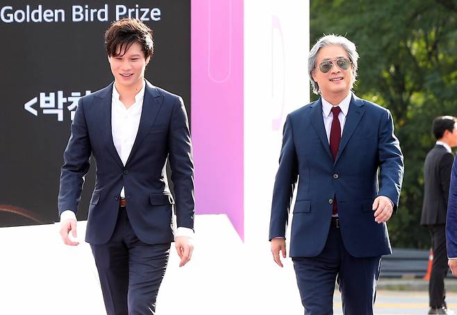 Actor Hoa Xuande (left) and Park Chan-wook, director of "The Sympathizer," are seen attending the 2024 Seoul International Drama Awards held in Yeouido, Seoul, on Wednesday. (Newsis)