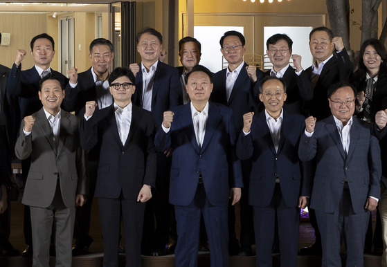 President Yoon Suk Yeol, front row center, poses for a commemorative photo with conservative People Power Party (PPP) Chairman Han Dong-hoon, front row second from left, at a dinner meeting between the presidential office and the leadership of the PPP at the presidential office in central Seoul on Tuesday. [PRESIDENTIAL OFFICE]