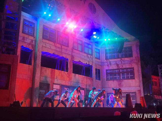 효산고 학생들의 탈출기를 다룬 ‘지금 우리 학교는 LIVE’ 공연 모습. 사진=김한나 기자