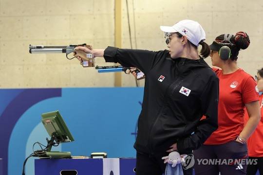 2024 파리올림픽 사격 여자 공기권총 은메달리스트 김예지가 방아쇠를 당기며 조준하는 모습. [파리=연합뉴스]