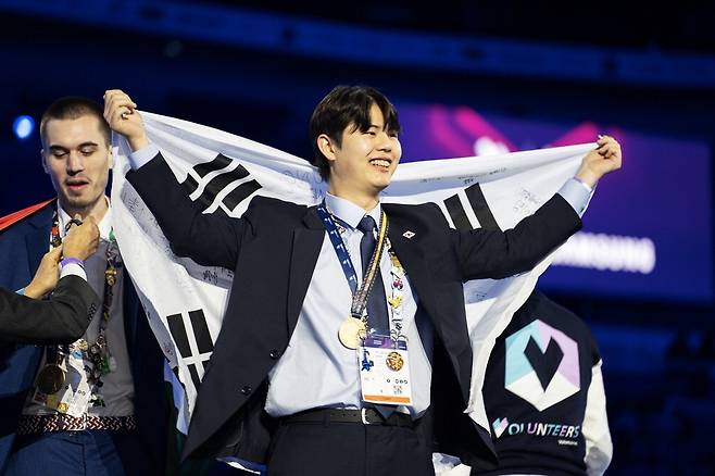 지난 10~15일 프랑스 리옹에서 열린 제47회 국제기능올림픽에서 웹테크놀로지 직종에 출전해 금메달을 수상한 신승빈 선수(삼성전자)가 태극기를 들고 환호하고 있다. 삼성전자