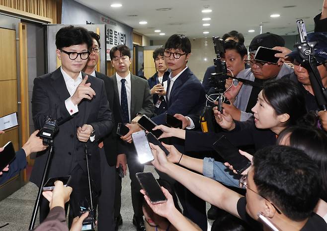 국민의힘 한동훈 대표가 25일 국회 의원회관에서 열린 세미나를 마치고 나와 기자들의 질문에 답하고 있다. [사진 = 연합뉴스]