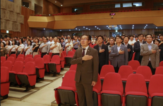 김완기 특허청장이 '특허청 반부패·청렴 교육'에 참석해 국민의례를 하고 있다. /사진제공=특허청