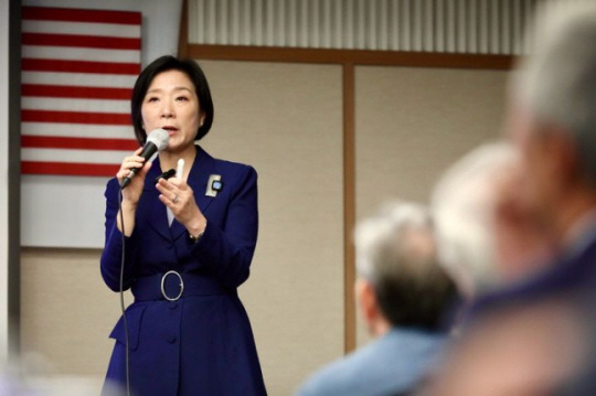 오영주 중소벤처기업부 장관이 25일 서울 중구 한국프레스센터에서 열린 한미기업인친선포럼에서 우리나라 중소기업의 국제화 전략을 주제로 정책강연회를 진행하고 있다. 중소벤처기업부 제공