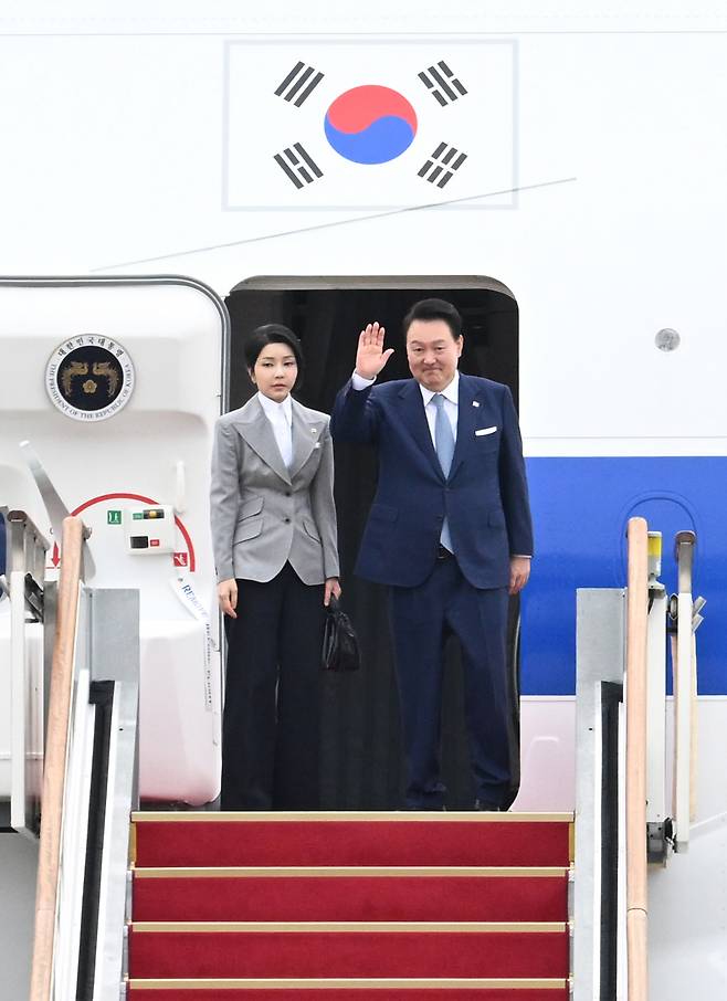 체코를 공식 방문하는 윤석열(오른쪽) 대통령과 김건희 여사가 19일 오전 경기도 성남시 서울공항에서 공군 1호기에 탑승해 인사하고 있다. 윤 대통령의 2박 4일간 체코 정상회담 등 공식 방문 일정과 체코 신규 원자력 발전소 건설 수주와 첨단 산업 협력 강화 등 경제 외교 일정을 수행할 예정이다. 성남=임세준 기자