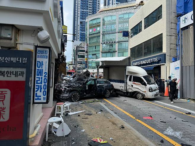 12일 부산 해운대구청 어귀삼거리에서 70대 남성이 몰던 벤츠 차량이 인도로 돌진해 행인 2명이 숨졌다. 부산소방재난본부 제공