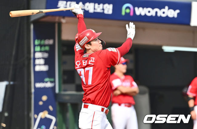 [OSEN=부산, 이석우 기자] 8일 부산 사직야구장에서 2024 신한 SOL 뱅크 KBO 리그 롯데 자이언츠와 SSG 랜더스의 경기가 열렸다. 홈팀 롯데는 반즈가 선발 출전하고 SSG는 엘리아스가 선발 출전했다.SSG 랜더스 오태곤이 4회초 2사 1루 중월 2점 홈런을 치고 있다. 2024.09.08 / foto0307@osen.co.kr