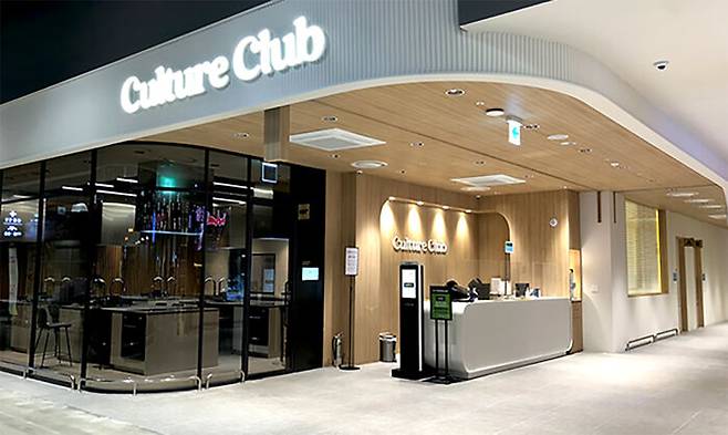 백화점과 대형마트 문화센터는 지역 주민들의 여가 활동의 질을 높이는 역할을 담당하고 있기도 하다. 출처 : 신세계 뉴스룸