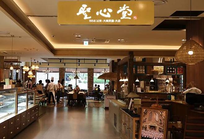 롯데백화점은 성심당을 파격적인 수수료와 공간 제공으로 유치하였고, 현재 이는 둘 모두에게 이득이 되고 있다. 출처 : 롯데백화점 대전점