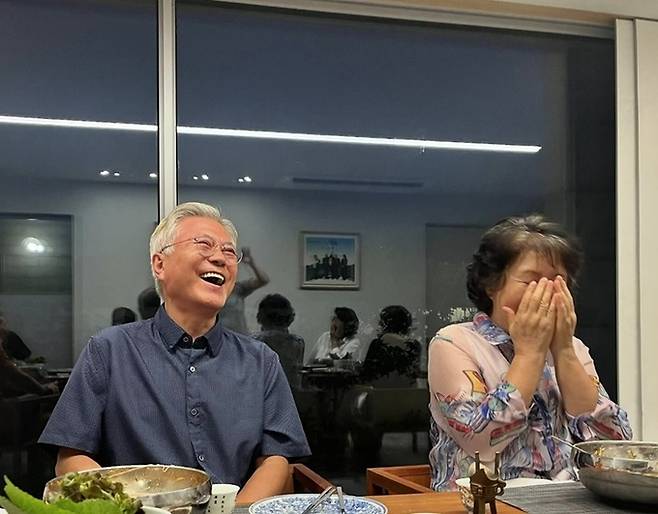 탁현민 전 청와대 의전비서관이 지난 8일 자신의 사회관계망서비스(SNS)에 올린 문재인 전 대통령 부부의 사진. 탁현민 전 의전비서관 페이스북 캡처