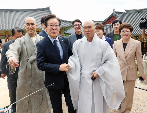 이재명 더불어민주당 대표가 25일 부산 금정구 범어사를 찾아 주지 정오스님과 악수를 하고 있다. 부산 연합뉴스