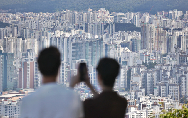 사진은 서울 남산에서 바라본 아파트 단지 모습. /연합뉴스