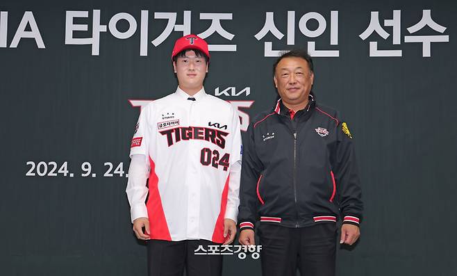 KIA 2라운드 신인 이호민이 24일 입단식에서 최준영 대표이사와 기념촬영 하고 있다. KIA 타이거즈 제공