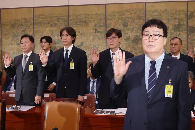 ▲ 김택규&nbsp;배드민턴협회장, 홍명보 축구 국가대표팀 감독, 이임생 대한축구협회 기술총괄이사가 24일 서울 여의도 국회에서 열린 문화체육관광위원회 전체회의에서 증인선서를 하고 있다. ⓒ연합뉴스