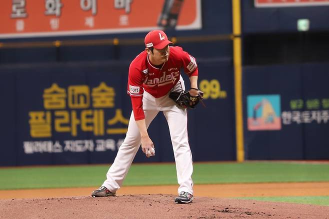 SSG 투수 박종훈은 25일 창원 NC파크에서 열린 '2024 신한 SOL Bank KBO 리그' NC와 팀 간 15차전 맞대결에서 선발 등판했다. 1군 합류 후 25일 만에 등판에도 4⅔이닝 1실점으로 호투해 팀 승리에 힘을 보탰다. SSG 랜더스