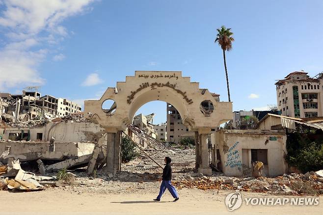 이스라엘 폭격으로 무너진 가자시티 의회 건물 (가자시티 AFP=연합뉴스) 지난 22일(현지시간) 가자지구 가자시티의 팔레스타인 의회 건물이 이스라엘의 공습으로 무너져 있다. 2024. 09. 25