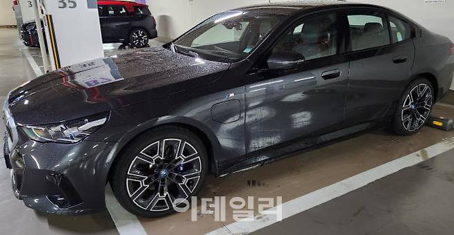 BMW 뉴 530e 측면. 앞쪽 충전구로 18.7㎾h 고전압 배터리를 충전하면 된다. M 스포츠 패키지 모델로 곳곳에 M 엠블럼이 적용돼 있다. (사진=이데일리 이다원 기자)