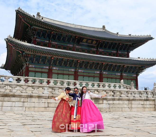 [이데일리 방인권 기자] 추석연휴 마지막날인 18일 서울 경복궁을 찾은 외국인들이 즐거운 시간을 보내고 있다.