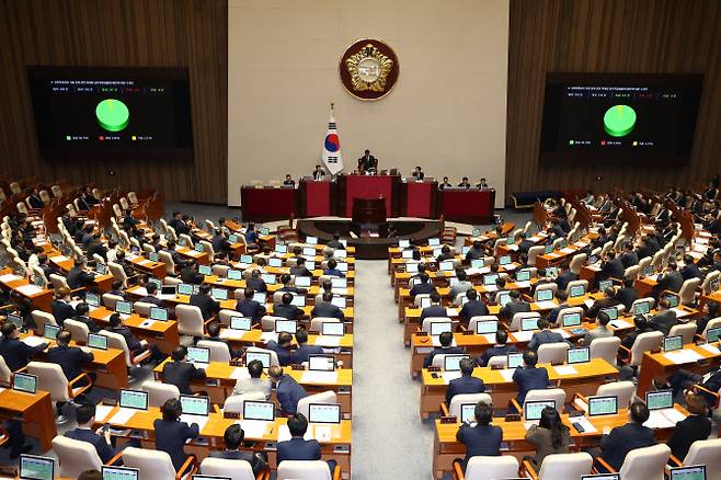 26일 오후 서울 여의도 국회에서 열린 본회의에서 딥페이크 성 착취물을 소지·시청하면 3년 이하 징역 또는 3천만원 이하 벌금에 처하는 내용을 담은 ‘성폭력범죄처벌특례법(성폭력처벌법) 개정안’이 통과되고 있다.(사진=뉴스1)