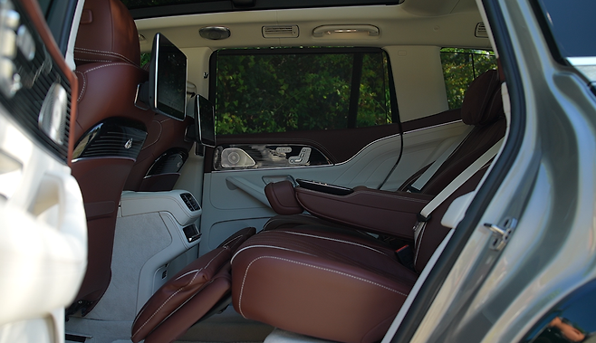 마이바흐 GLS의 2열 공간. 차량의 성격을 바로 알 수 있는 부분이다.