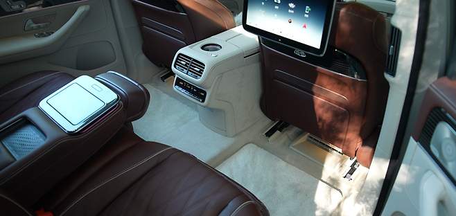 마이바흐 GLS는 가죽 뿐 아니라 발매트에서도 큰 차이를 보인다.