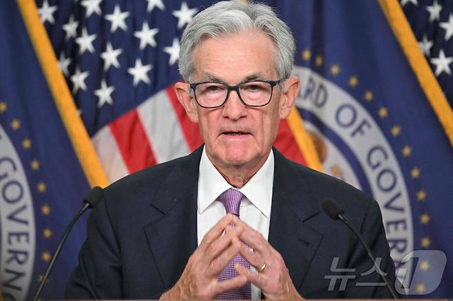 제롬 파월 미국 연방준비제도(Fed·연준) 의장이 18일(현지시간) 워싱턴에서 기준금리를 0.5%포인트 인하한 FOMC 회의 후 기자회견을 갖고 “빅컷 전격 단행은 특정 정치인 위한 것 아니다”라고 밝히고 있다. 2024.09.19 ⓒ AFP=뉴스1 ⓒ News1 우동명 기자