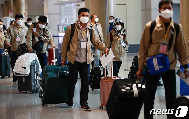 14일 인천국제공항 1터미널에서 태국에서 국내로 입국한 외국인 노동자들이 버스를 타기 위해 이동하고 있다. 2021.12.14/뉴스1 ⓒ News1 안은나 기자