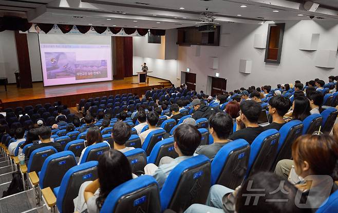 인하대 취업 및 창업 특강에서 대한항공 인사담당자가 ‘2024년 항공산업의 취업동향과 전략’을 주제로 강의하고 있다.(인하대 제공)2024.9.26/뉴스1