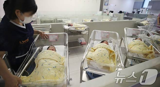 추석 명절을 앞둔 12일 오전 서울 동대문구 린 여성병원에서 의료진이 신생아들을 보살피고 있다. 2024.9.12/뉴스1 ⓒ News1 임세영 기자