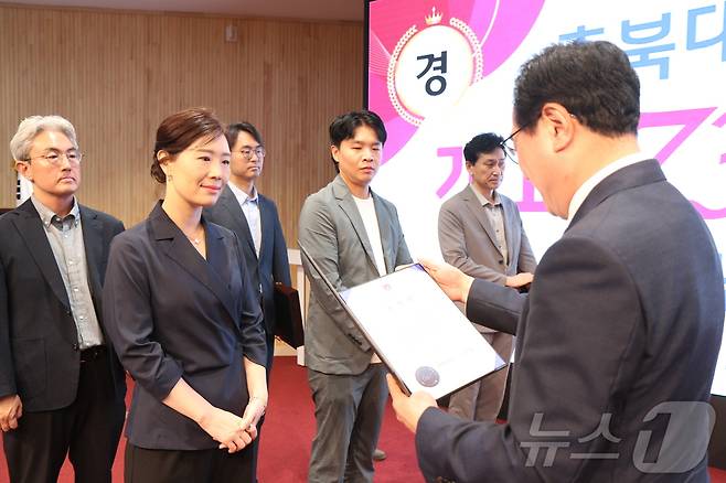 26일 열린 충북대학교 개교 73주년 기념식에서 고창섭 총장이 장기근속자 등에게 표창장을 주고 있다.(충북대 제공)/뉴스1