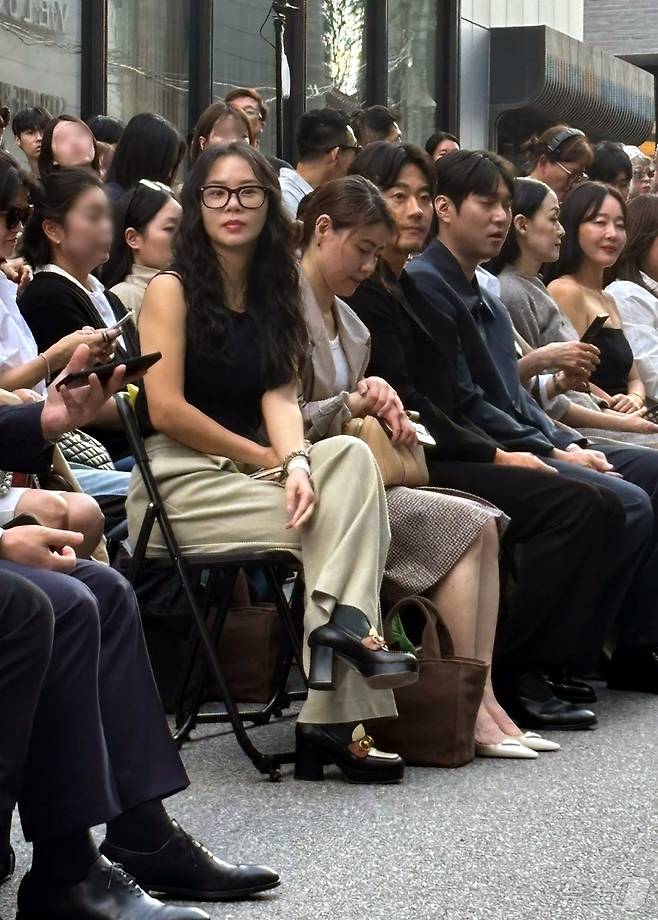 이경후CJENM 브랜드전략담당실장이 26일 오후 서울 강남구 압구정로 미스지콜렉션 청담 사옥 앞에서 열린 25 S/S 미스지콜렉션 패션쇼를 관람하고 있다. 2024.9.26/뉴스1