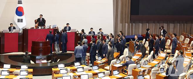 26일 오후 서울 여의도 국회에서 열린 제418회국회(정기회) 제9차 본회의에서 야당 의원들이 '방송4법·노란봉투법·민생회복지원금법' 재표결이 부결되자 규탄대회를 위해 본회의장을 퇴장, 우원식 의장이 정회를 선언하자 여당 의원들이 항의하고 있다. 2024.9.26/뉴스1 ⓒ News1 김민지 기자