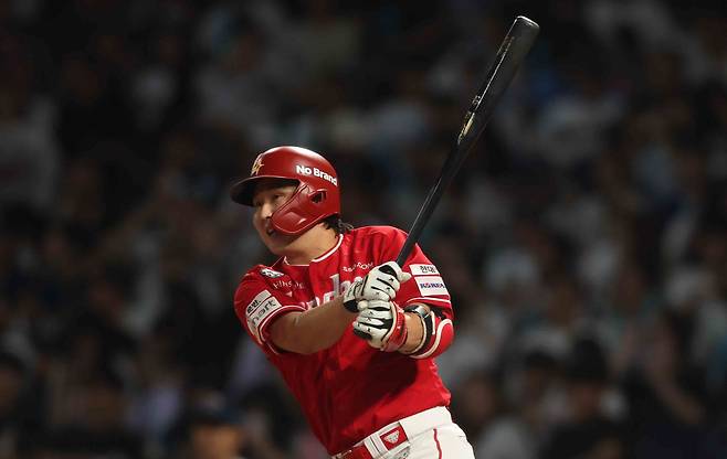 26일 경남 창원NC파크에서 열린 2024 KBO 리그 SSG 랜더스 대 NC 다이노스 경기. 7회 초 1사 2·3루 SSG 3번 최정이 안타(2루타)를 치고 있다. 연합뉴스