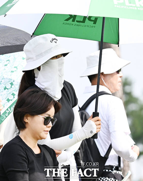 배우 박연수(왼쪽)와 딸 송지아가 26일 인천 베어즈베스트 청라 골프클럽에서 열린 한국여자프로골프(KLPGA) 하나금융그룹 챔피언십 1라운드를 찾아 선수들의 경기를 관람하고 있다. /인천=이새롬 기자