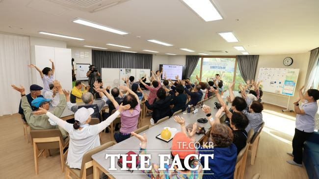 신중년 강사가 진행하는 실버인지놀이 교실 모습./과천시